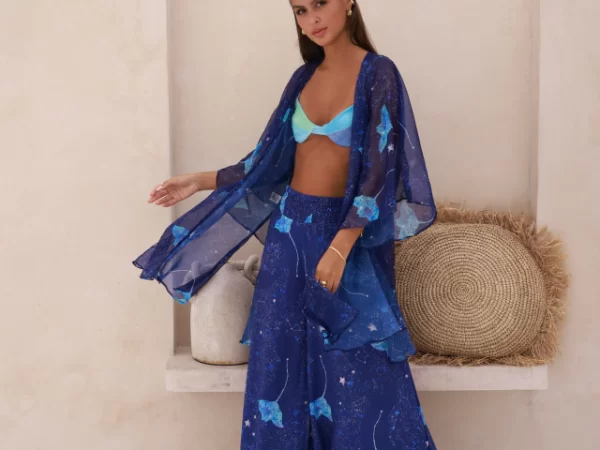Por que a calça pantalona é a tendência must-have para saídas de praia?