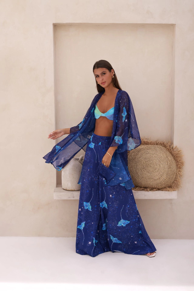Por que a calça pantalona é a tendência must-have para saídas de praia?