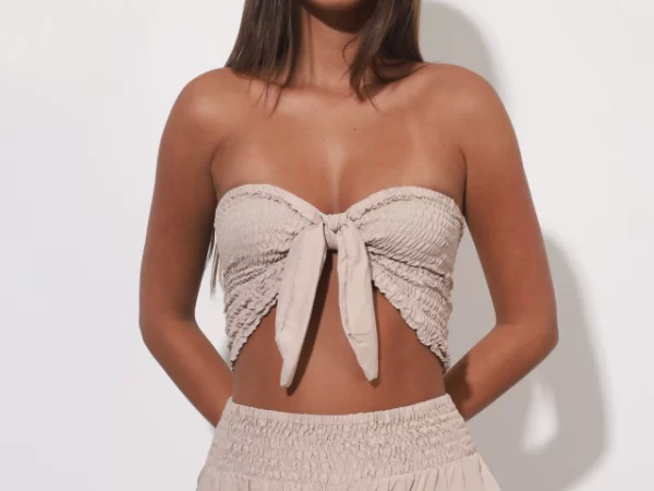 Cropped na praia: como arrasar com essa peça versátil?